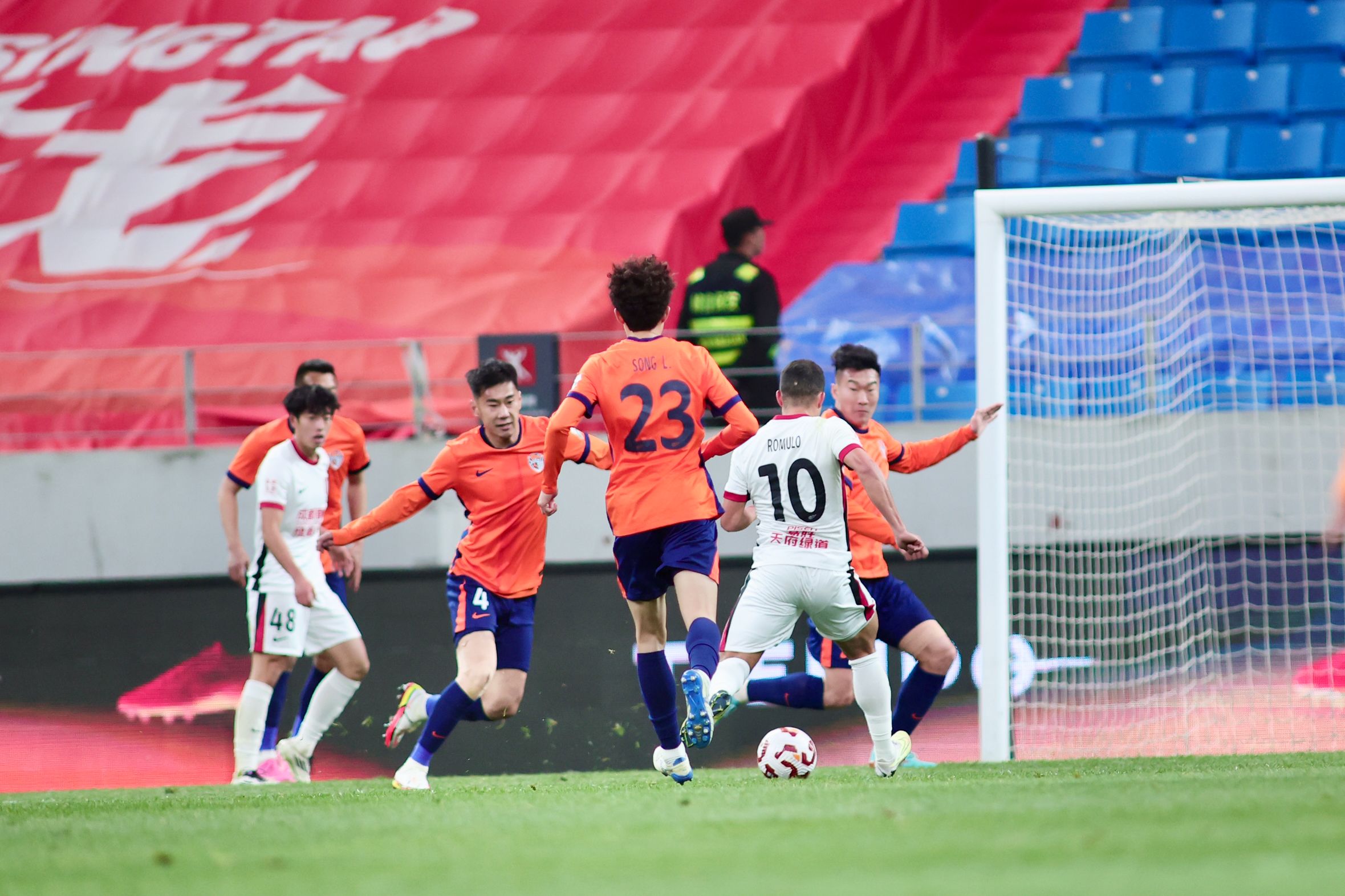 开云体育-成都蓉城训练开放日，集结日外线爆发引观众欢呼，世俱杯在即，纪律约束更严格的简单介绍