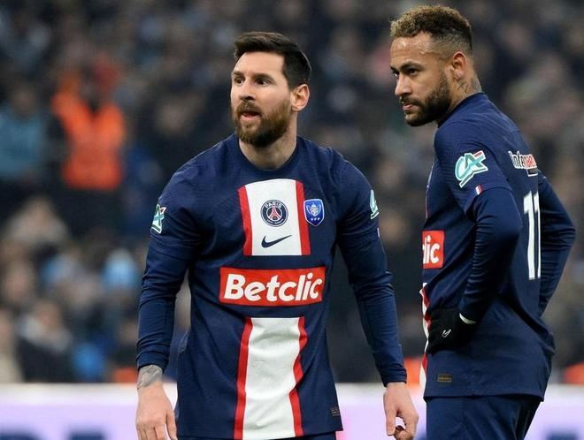 战术调整引发热议！，梅西在曼联比赛中出色防守观众掌声雷动的简单介绍