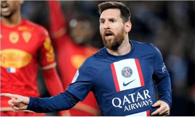 战术调整引发热议！，梅西在曼联比赛中出色防守观众掌声雷动的简单介绍